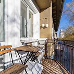 Bnb Central Comfort Retreat With Balcony